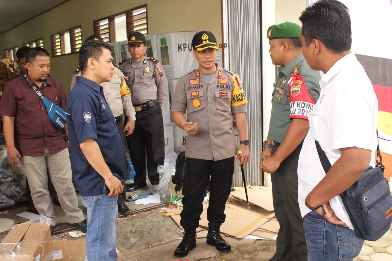 Kapolres Sijunjung, AKBP. Driharto, S.Ik, terlihat sedang diskusi tentang pelaksanaan pemilu dengan Dandim 0310/SSD, Letkol. Inf. Dwi Putranto, S.A.P.,M.I.Pol dan Ketua KPU Sijunjung Lindo Karsyah